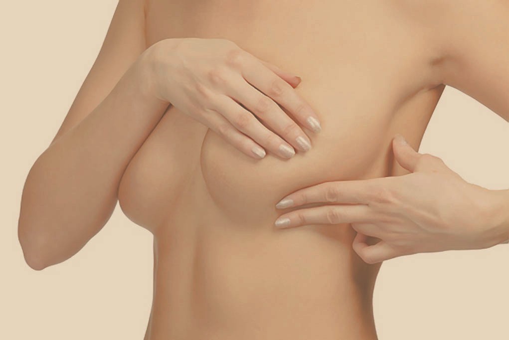 Mujer mostrando cuerpo con manos en senos
